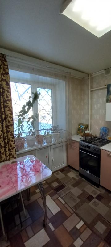 Продается двухкомнатная квартира по адресу пр-кт Комсомольский 20, на первом этаже девятиэтажного до - Новотроицк