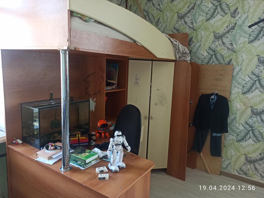 Двухъярусная детская кровать с письменным столом, встроенным шкафом и удобной тумбочкой для мелких в - Новотроицк