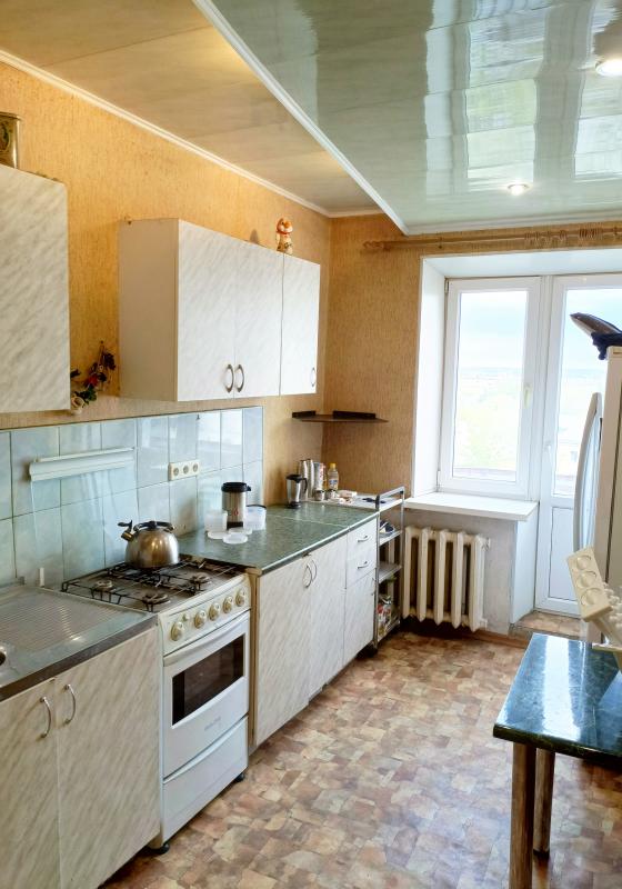 Продаётся просторная 2-хк квартира в монолитном доме с большой кухней и высокими потолками, ходы раз - Новотроицк