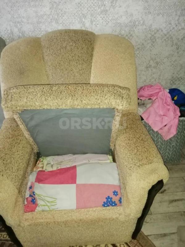 Продам диван, кресло - кровать, стол для занятия, стол тумба. - Орск