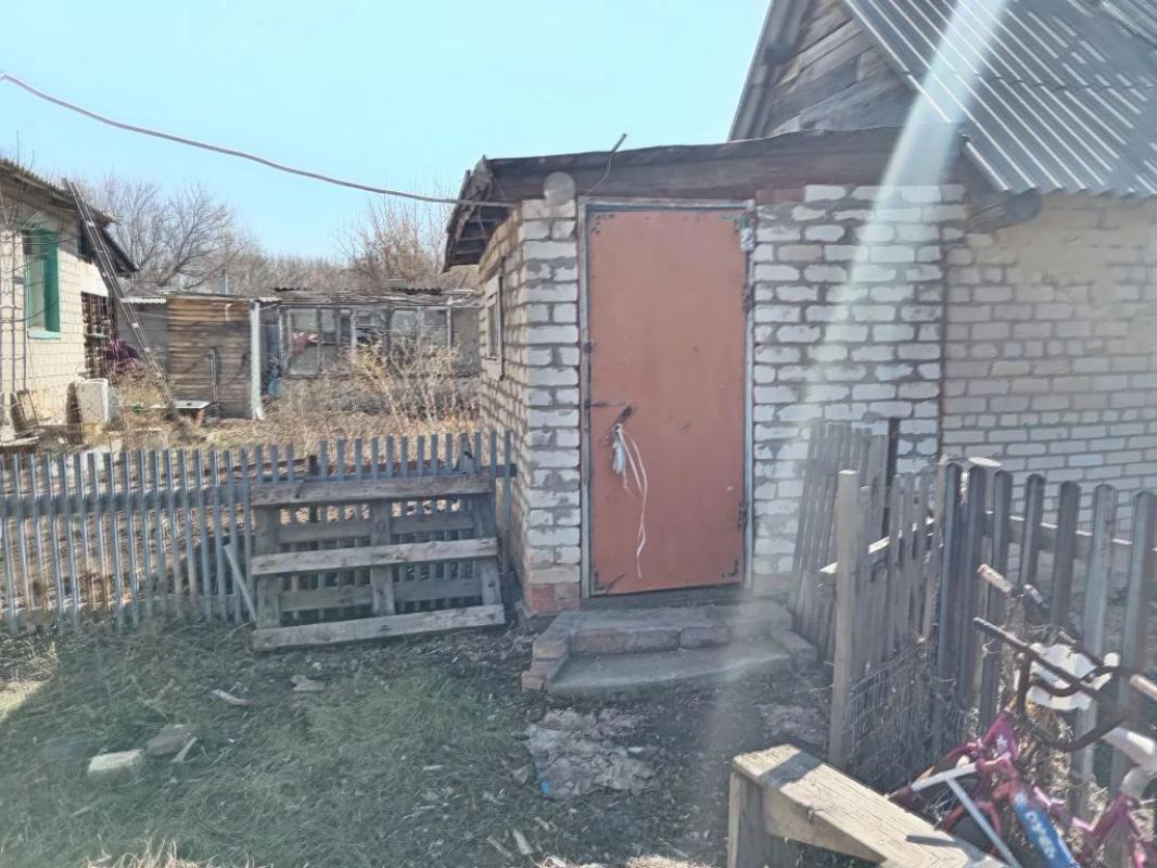 Продам дом (дом на двух хозяев), баня, сарай, большой участок в доме погреб, отопление электр.(380в) - Орск