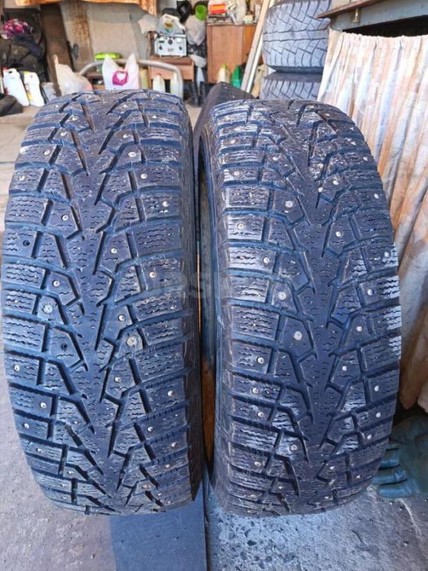 Продам две зимние шипованные шины Maxxis Arctictrekker NP3, размер 215/65R16, шины без ремонтов, цен - Орск