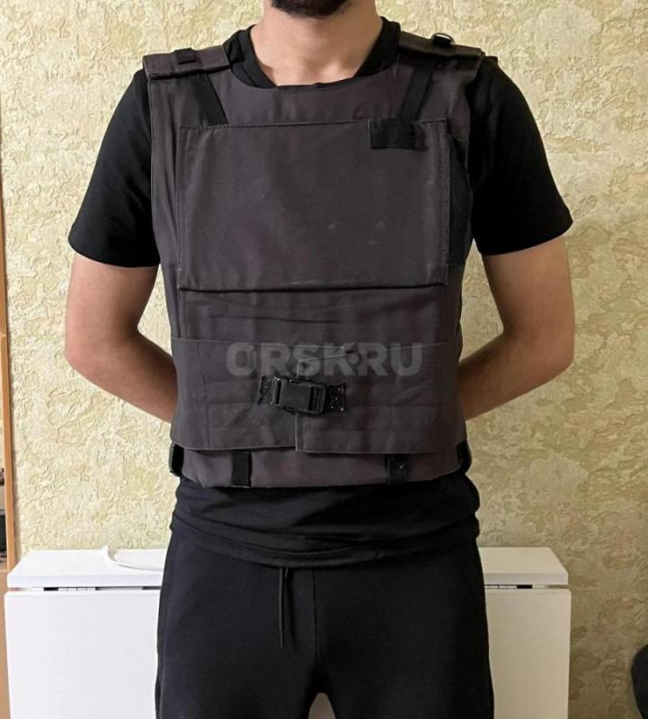 Пpодам бpонежилет чёрный, вес 5.1кг, на счёт доставки в другие города можно договориться. +796192889 - Орск