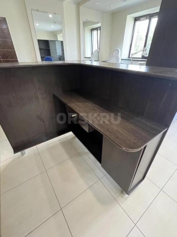 Шкаф-витрина 4шт, стол маникюрный, кресло. - Орск