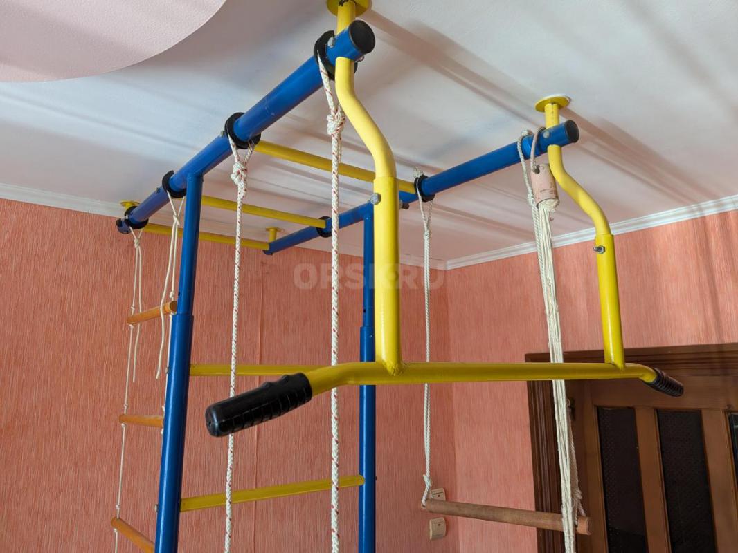 Продам детский спортивный уголок вместе с гимнастическим матом (50*100*7 см) и боксерской грушей, ко - Орск