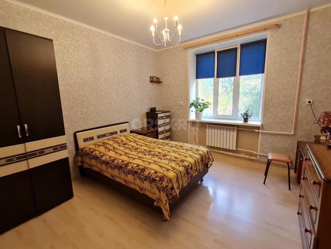 Продам просторную 3-х комнатную квартиру, расположенную на 2-м этаже добротного 2-х этажного дома по - Орск