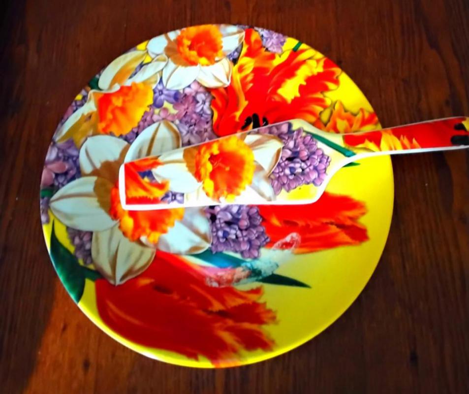 Чайный сервиз новый  500 руб 
Тарелка для торта 200
Подставка под сладости, фрукты 300 руб
Район - Орск
