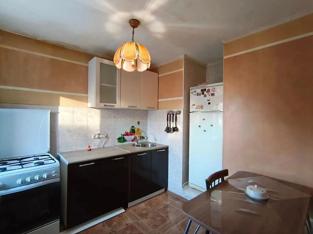 ПРОДАËТСЯ 3 - Х КОМНАТНАЯ КВАРТИРА, НА 3 - ЕМ ЭТАЖЕ, КИРПИЧНОГО ДОМА, В ЦЕНТРЕ ГОРОДА
Адрес: г. - Новотроицк