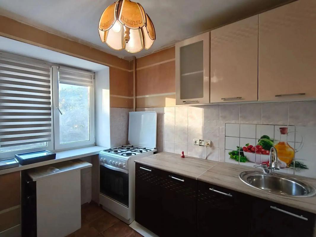 ПРОДАËТСЯ 3 - Х КОМНАТНАЯ КВАРТИРА, НА 3 - ЕМ ЭТАЖЕ, КИРПИЧНОГО ДОМА, В ЦЕНТРЕ ГОРОДА
Адрес: г. - Новотроицк