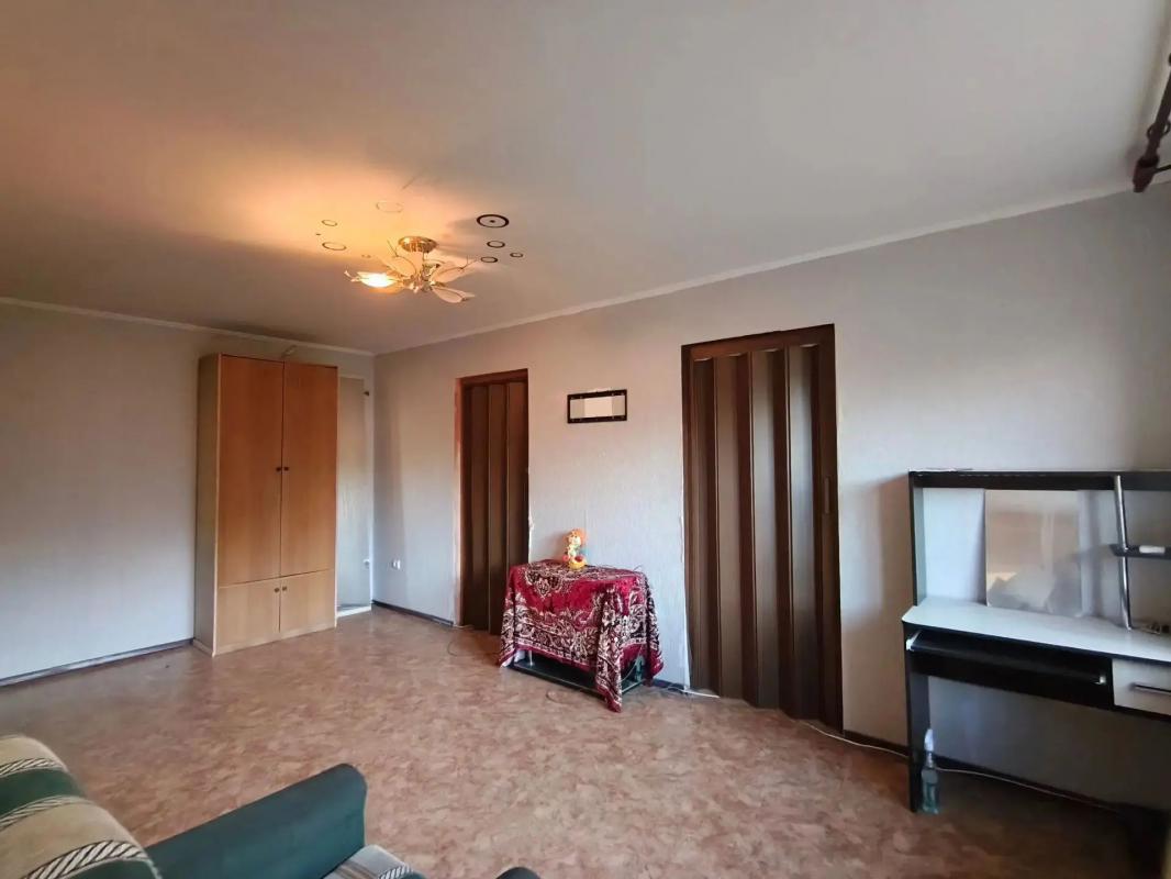 ПРОДАËТСЯ 3 - Х КОМНАТНАЯ КВАРТИРА, НА 3 - ЕМ ЭТАЖЕ, КИРПИЧНОГО ДОМА, В ЦЕНТРЕ ГОРОДА
Адрес: г. - Новотроицк
