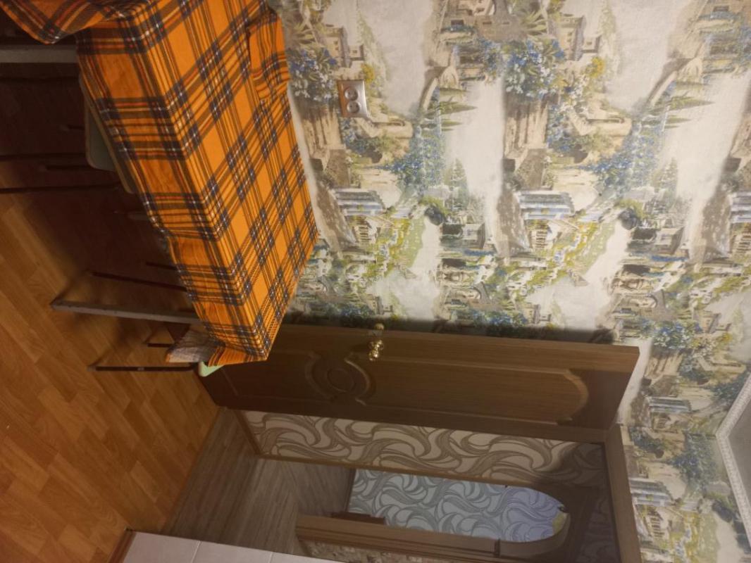 Сдам на длительный срок двухкомнатную квартиру в пятиэтажном доме на первом этаже :по адресу улица О - Орск