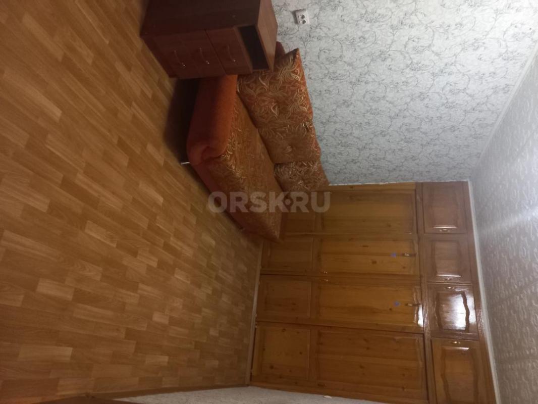 Сдам на длительный срок двухкомнатную квартиру в пятиэтажном доме на первом этаже :по адресу улица О - Орск