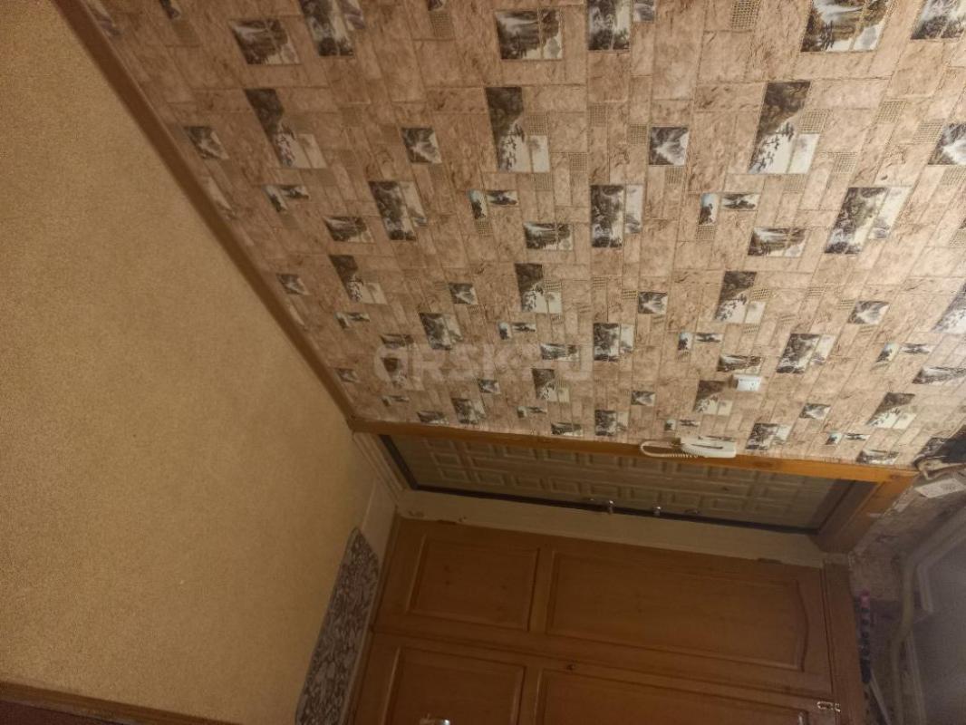 Сдам на длительный срок двухкомнатную квартиру в пятиэтажном доме на первом этаже :по адресу улица О - Орск