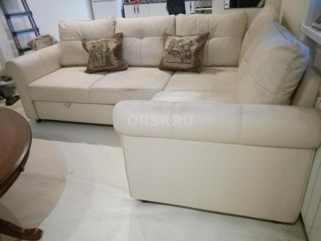 Продам угловой  диван-кровать бежевого цвета за 45000 руб. - Орск