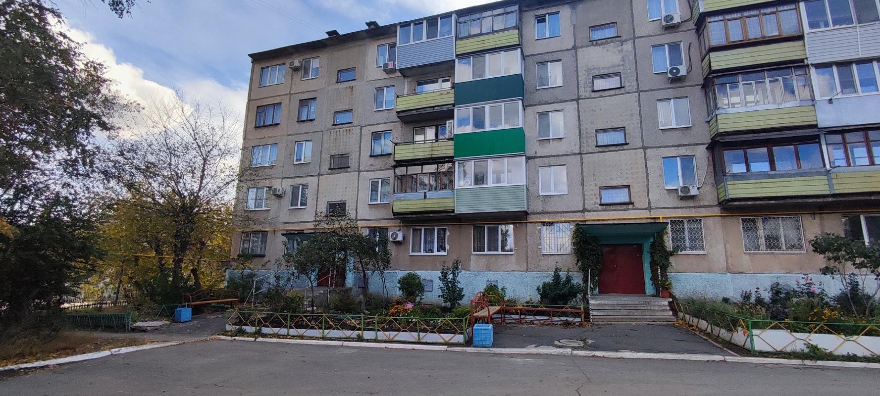 Продам 3-комнатную квартиру, в народе сорокопятка, 61кв., 1 этаж- высокий, ходы раздельные, входная - Новотроицк