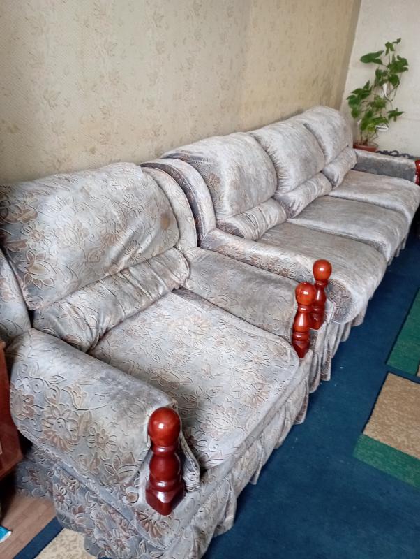 Продам не дорого мебель б/у, диван и два кресла - 1000р., трельяж - 500р., шифоньер - 500р.,сервант- - 