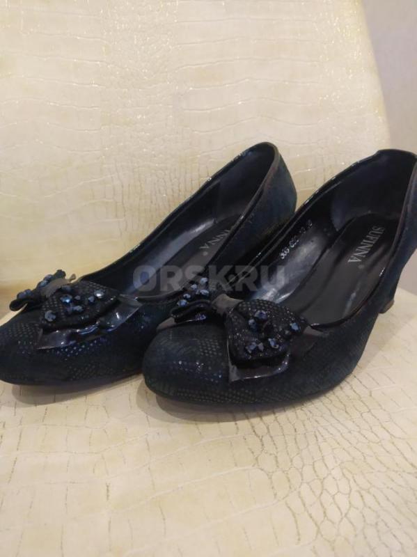 Туфли женские, состояние отличное:
1)Туфли, натуральная кожа, размер 38, бренд Суфинна, цвет черный - Орск