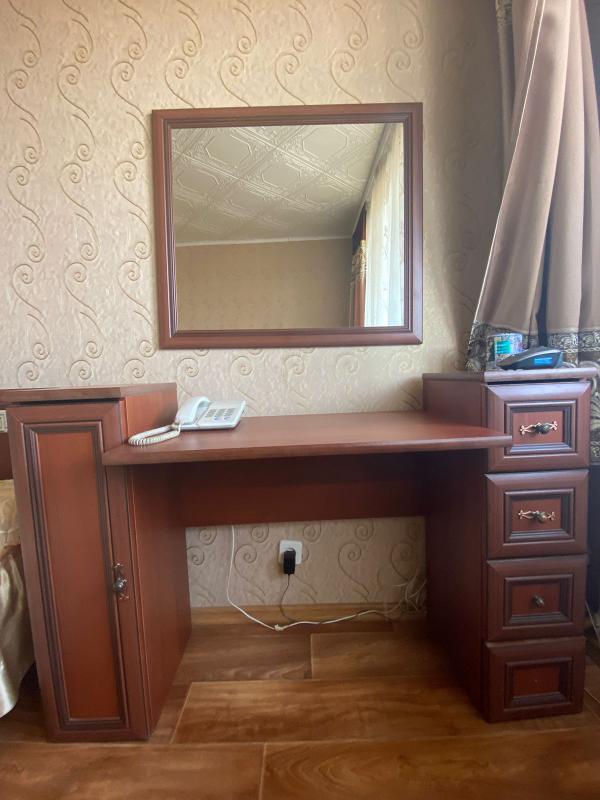 Продам туалетный столик с зеркалом - Новотроицк
