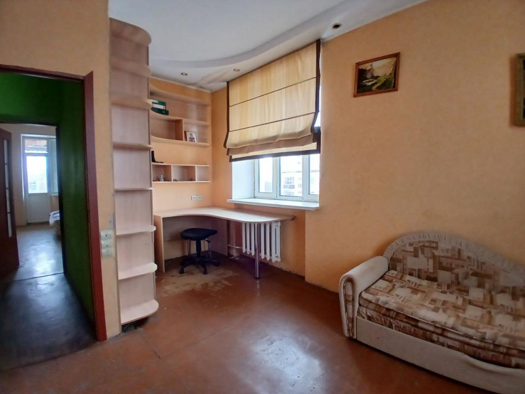 В продаже двухкомнатная квартира старого типа по адресу ул. - Новотроицк