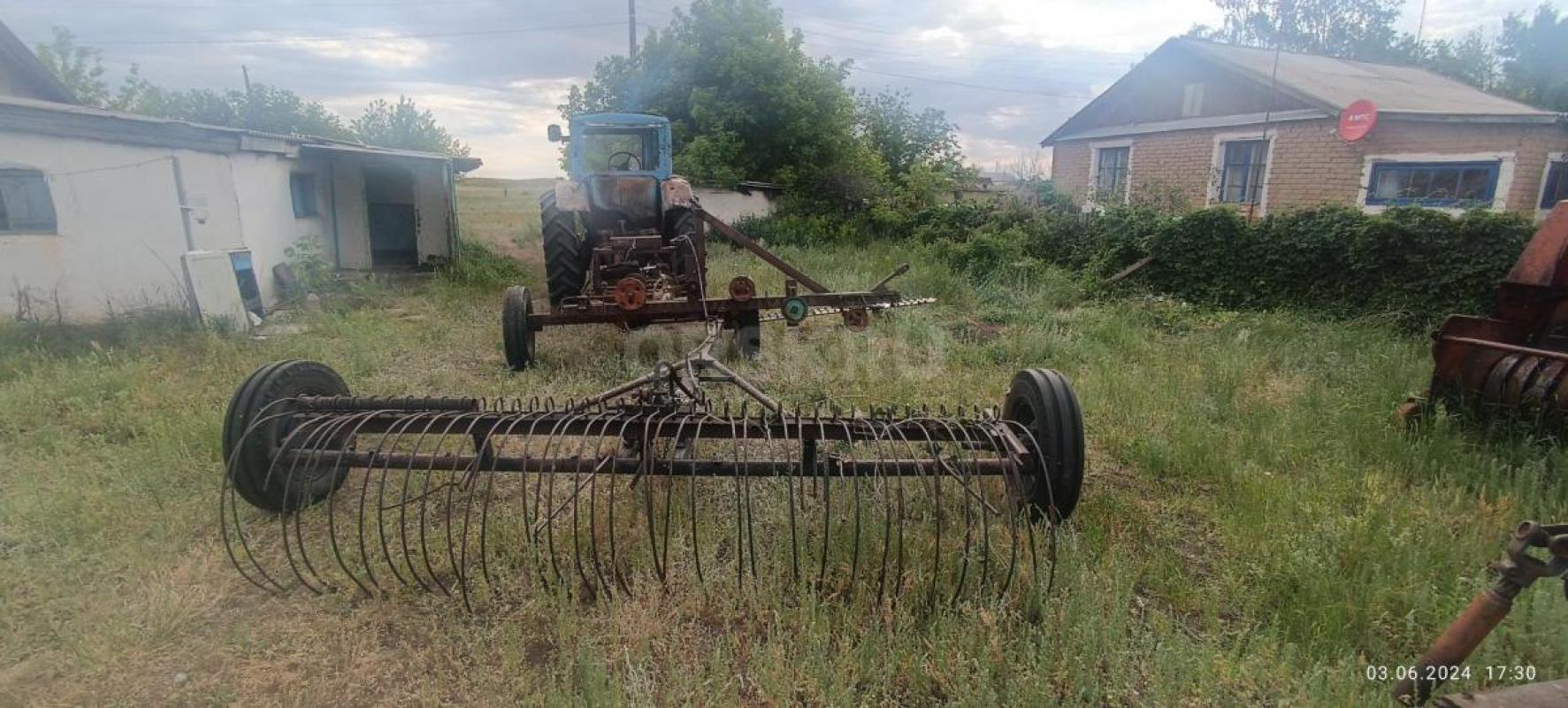 Трактор МТЗ на полном ходу с косилкой и граблями, находится в ясненьском районе, село каракуль - Орск