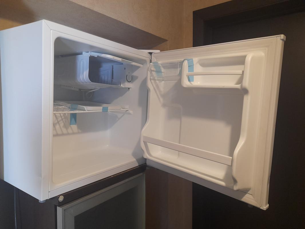Продам мини холодильник (есть вмятины на открывании двери, такой пришел с азон)  и индукционную плит - Новотроицк