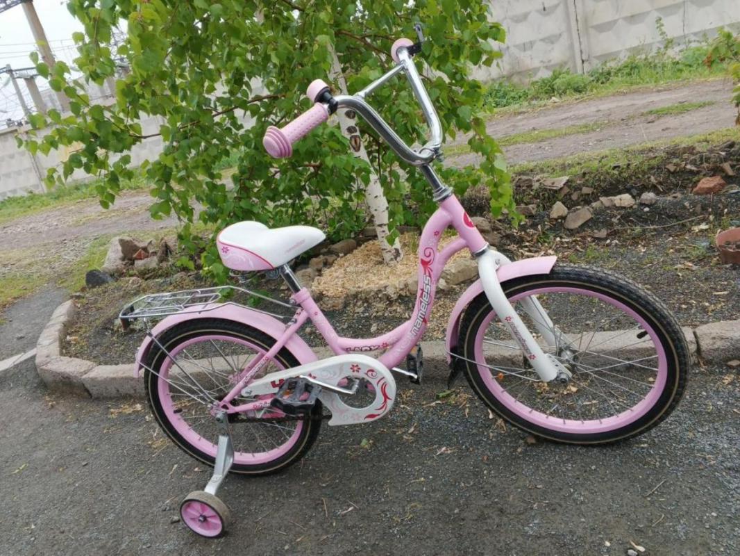 Велосипед Для девочки состояние отличное,катались очень мало, маленькие колёса можно снимать. - Орск