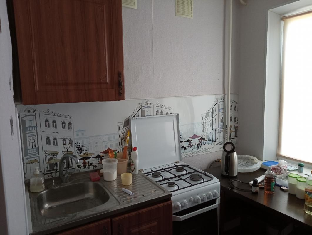 Продаю квартиру в отличном состоянии, окна пластиковые, балкон застеклён, ванна с туалетом раздельно - Новотроицк