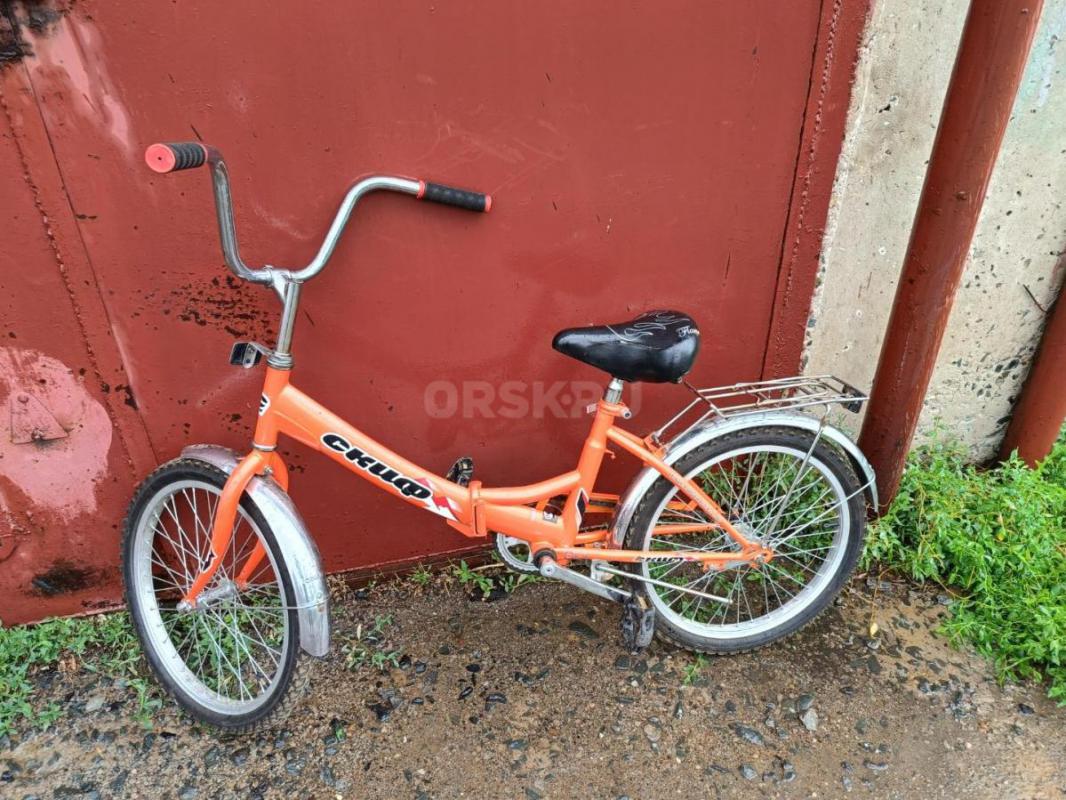 Продам велосипед на возраст от 6 лет до 12 лет в хорошем состоянии, колеса размером на 20 дюймов, но - Орск