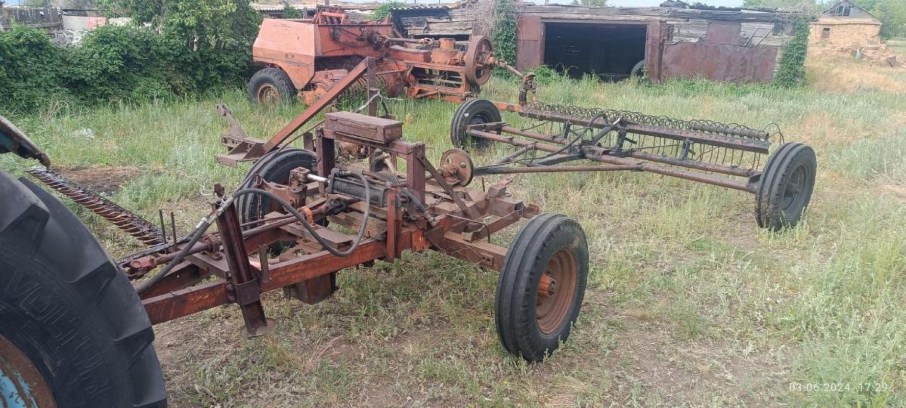Трактор МТЗ на полном ходу с косилкой и граблями, находится в ясненьском районе, село каракуль, возм - Орск