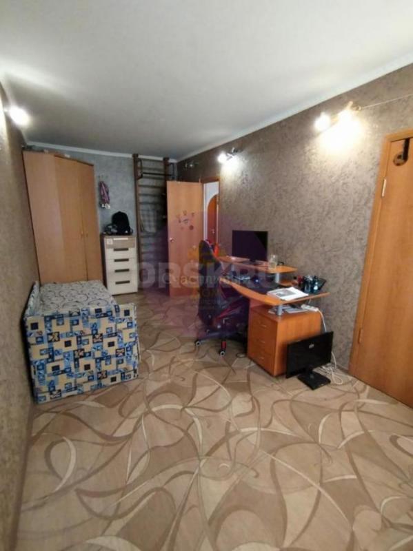 Продам просторную 3-х комнатную квартиру, расположенную на 5-м этаже 5-ти этажного кирпичного дома в - Орск