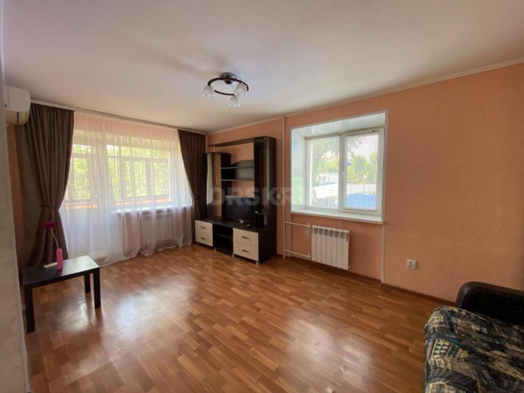 Продаётся уютная, светлая, тёплая квартира в центре города, с качественно выполненным ремонтом, мебе - Орск