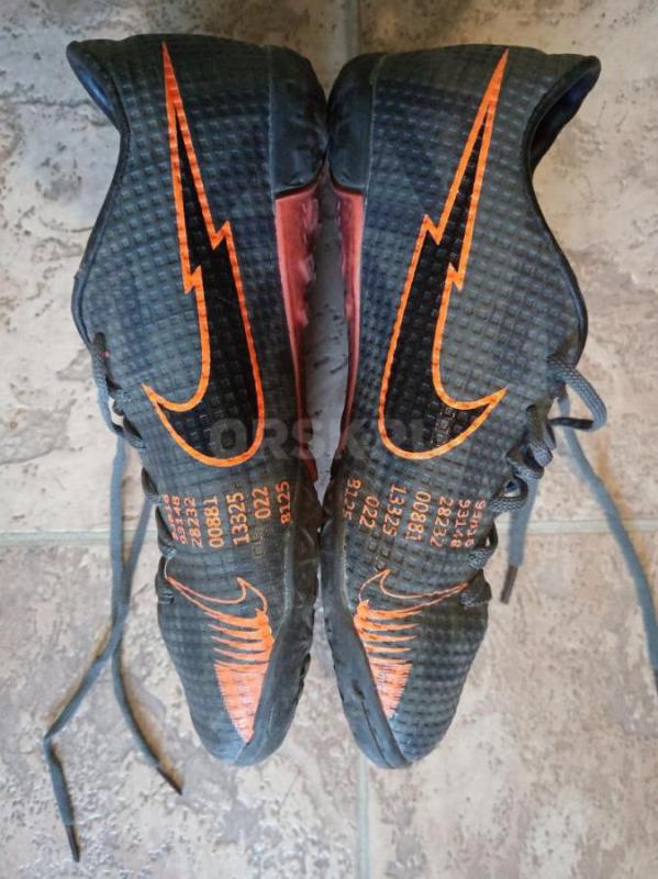 Футзалки (кроссовки для футбола) р. 35, по подошве 23 см, почти новые, надевали только в спортзале н - Орск