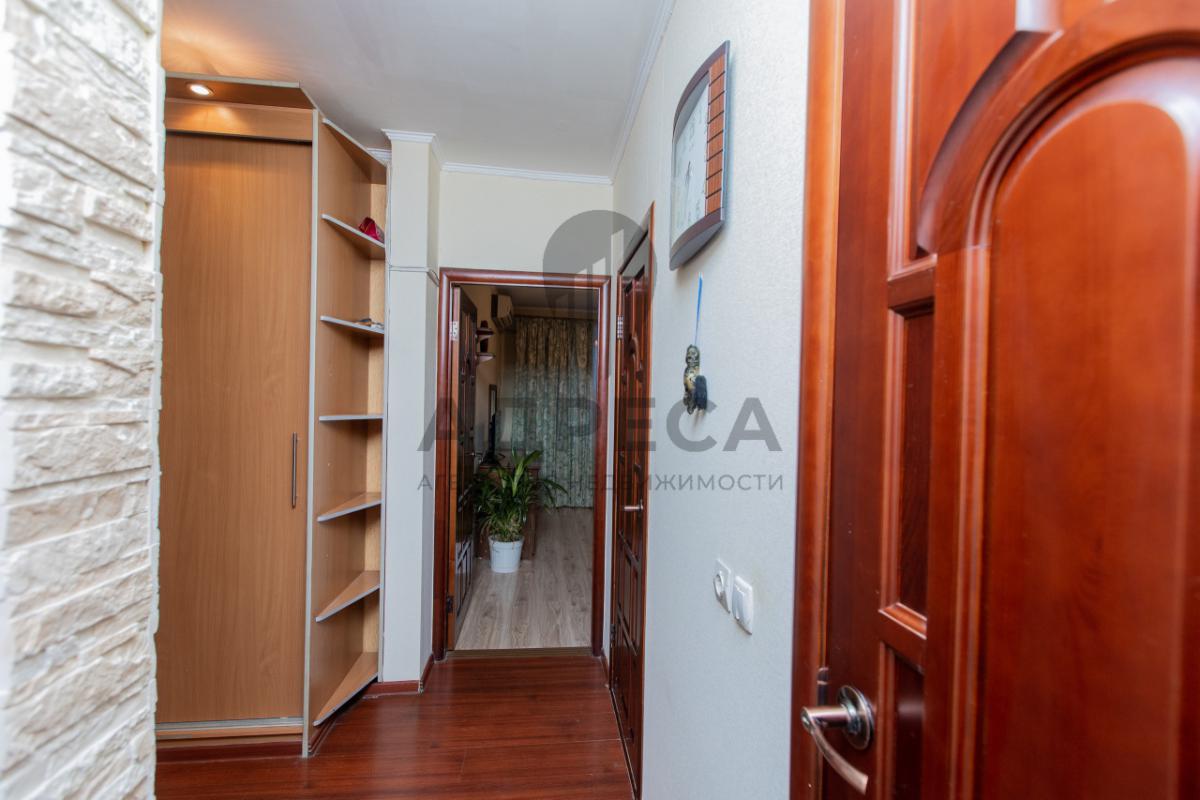 Продается шикарная трехкомнатная квартира, расположенная в доме с развитой инфраструктурой. - Оренбург