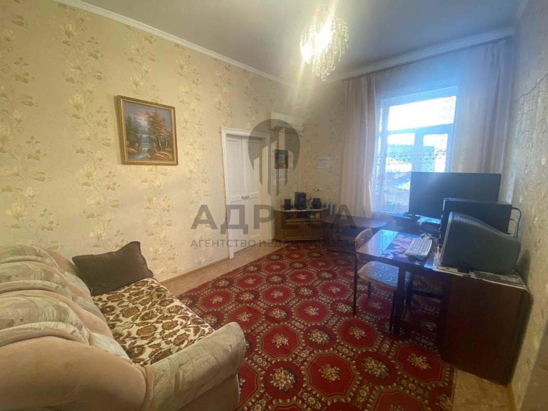 В двухэтажном - кирпичном доме - Продается 3х квартира - площадью 39,9 кв м на 2 этаже. - Оренбург