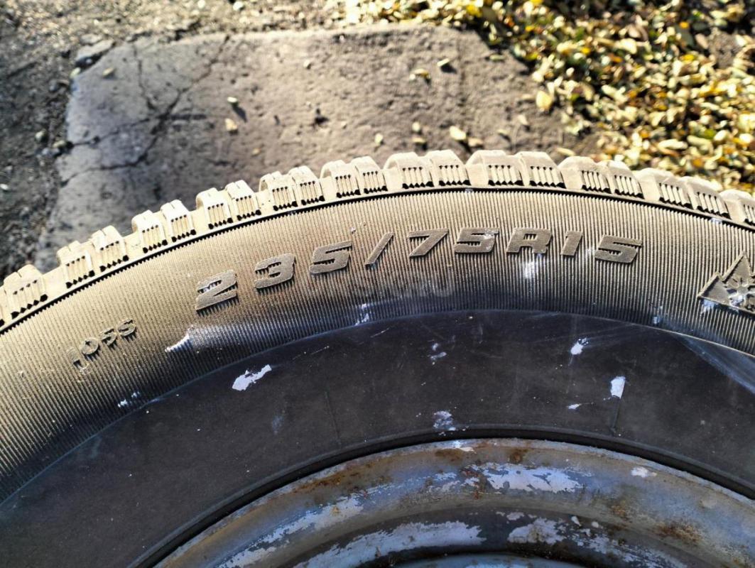 Продам резину 235/75 R 15, диски бонусом, разболтовку незнаю. - Орск