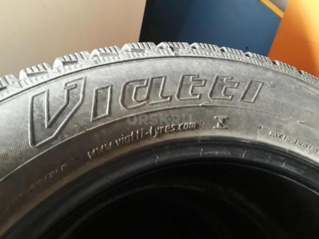 Комплект зимних шин Viatti Brina Nordico 185/65 R15 в хорошем состоянии - Орск