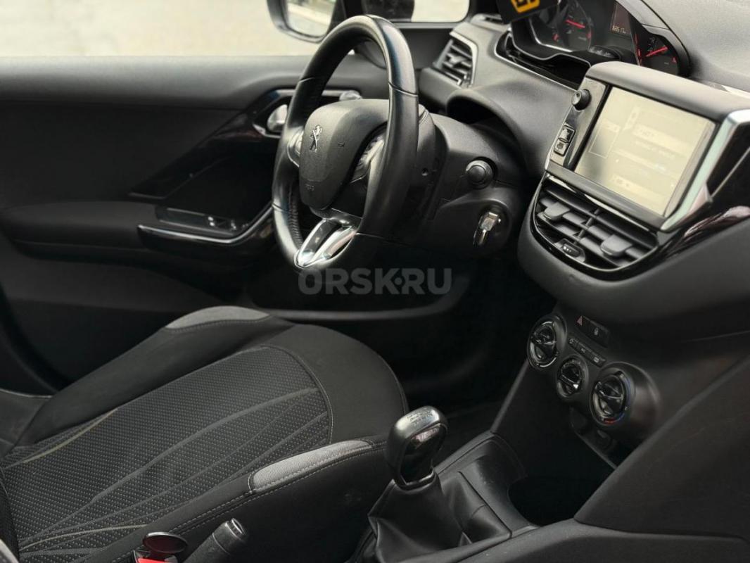 В продаже Peugeot 308 2013 года в жирнейшей комплектации. - Орск