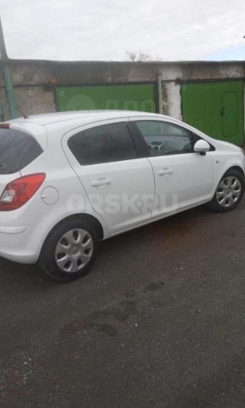 Opel Corsa белого цвета, 2011 года выпуска, с пробегом 94 342 километров, с двумя собственниками в П - Орск