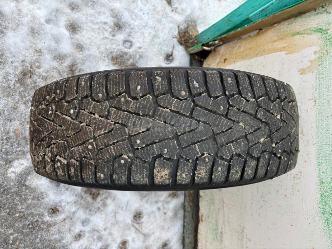 Продам комплект зимних шипованных шин на Шевролет Нива, Pirelli Ice Zero 215/65 R16 на штампованных - Орск