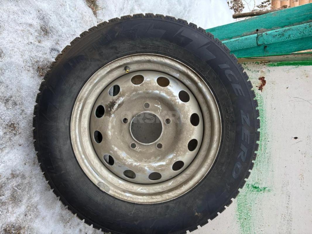 Продам комплект зимних шипованных шин на Шевролет Нива, Pirelli Ice Zero 215/65 R16 на штампованных - Орск