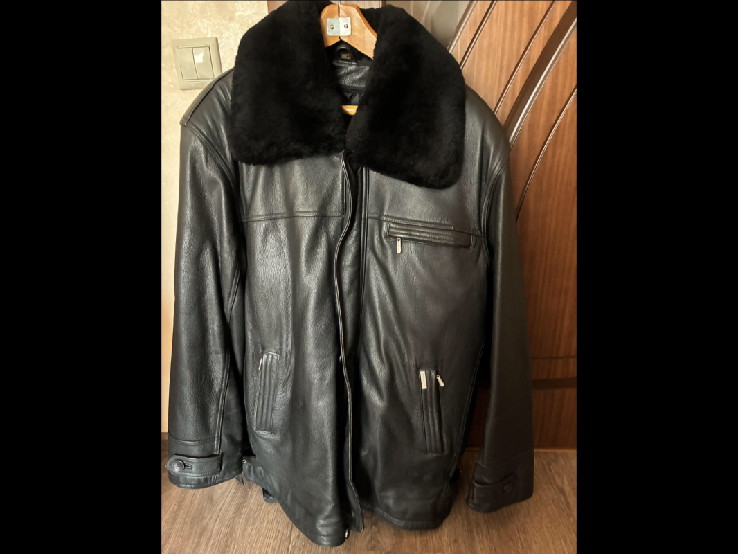 2 Кожаные куртки ! ! ! 1) Стильную с капюшоном на меху кожаную мужскую  зимнюю куртку, размер надо м - Новотроицк