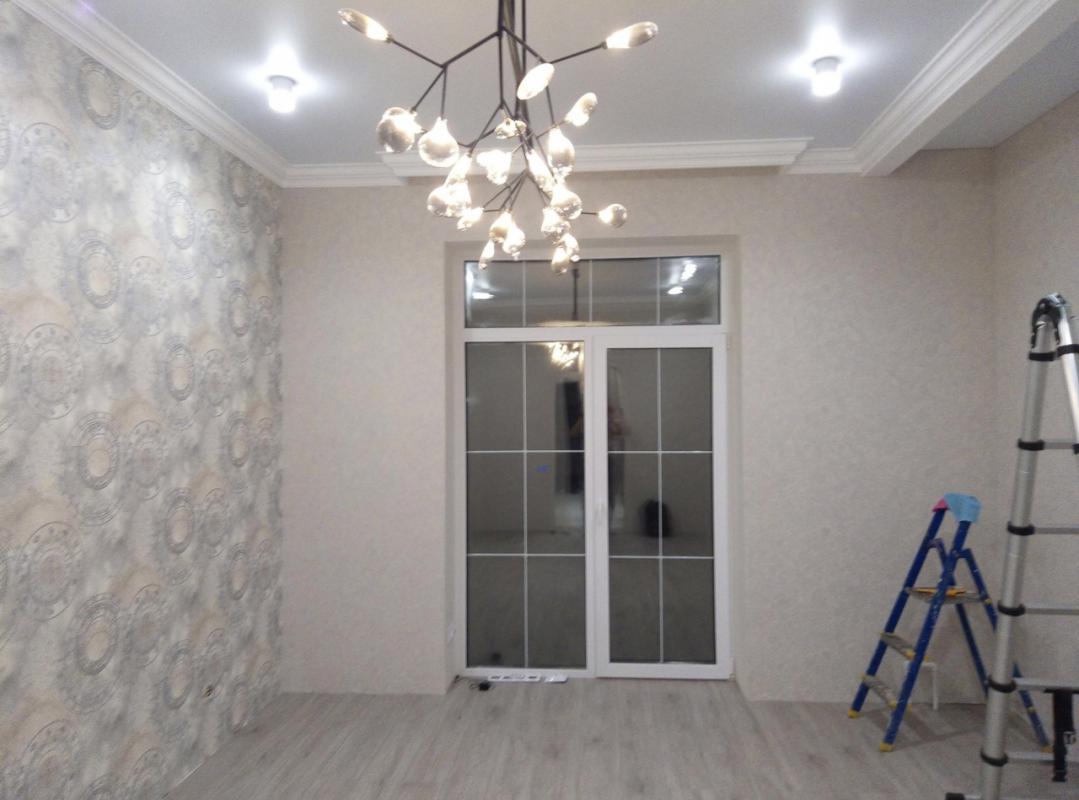 ДЕВУШКА ПОКЛЕИТ ОБОИ!!! - Новотроицк