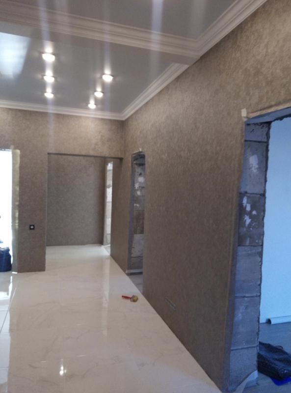 ДЕВУШКА ПОКЛЕИТ ОБОИ!!! - Новотроицк