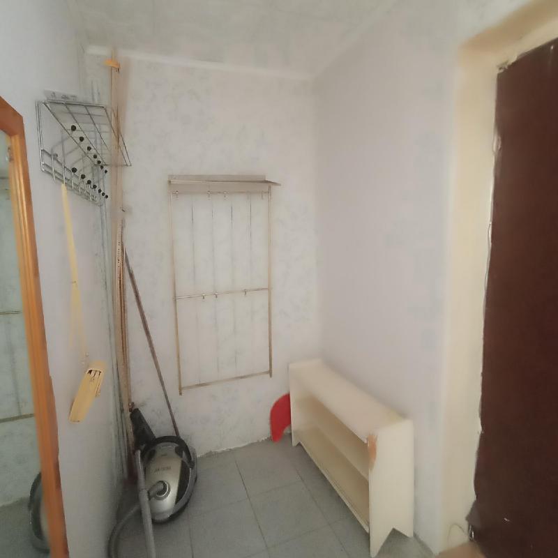 Продаю квартиру в отличном районе, кирпичном доме, требуется ремонт, балкон не застеклен. - Новотроицк