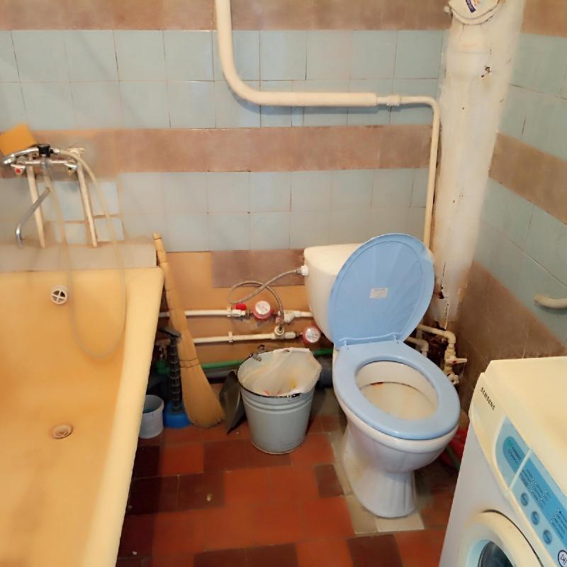 Продаю квартиру в отличном районе, кирпичном доме, требуется ремонт, балкон не застеклен. - Новотроицк