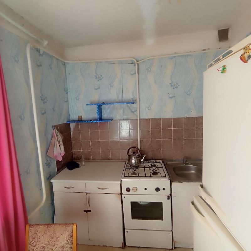 Продаю квартиру в отличном районе, кирпичном доме, требуется ремонт, балкон не застеклен. - Новотроицк