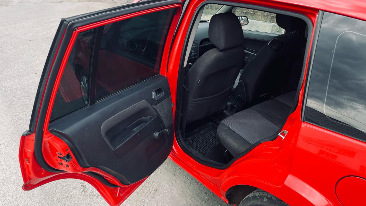 Продается Ford Fusion 2007 года

Комплектация :

- Электростеклоподъёмники.

- Аудио система. - Новотроицк