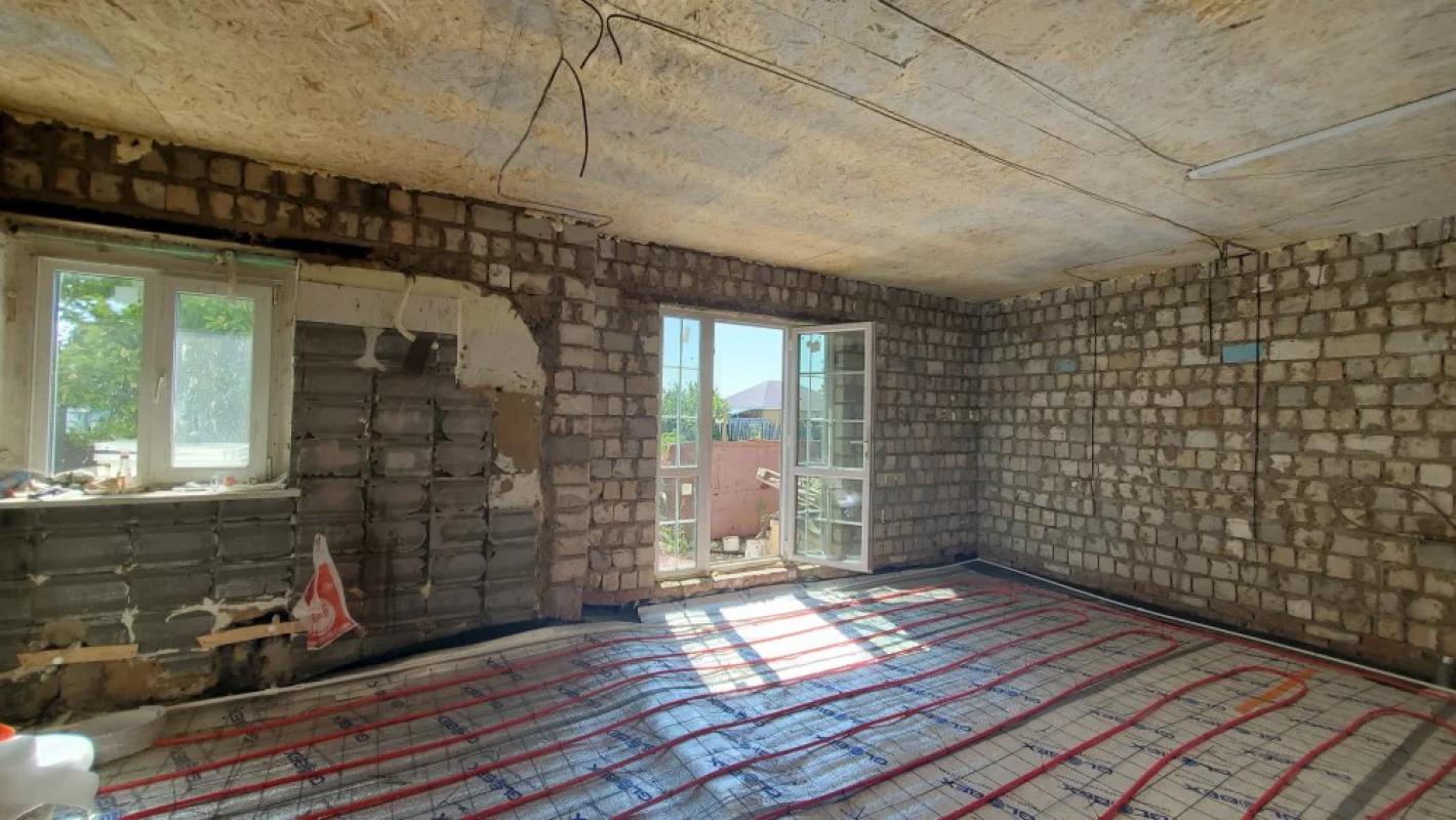 Продаётся кирпичный жилой дом по улице Елшанская, общей площадью 95,0 квадратных метров, расположенн - Гай