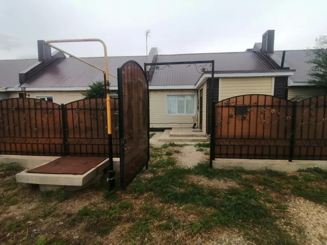 Продам в четырех квартирном доме две квартиры переоборудованные в одну (перепланировка узаконена) в - Гай