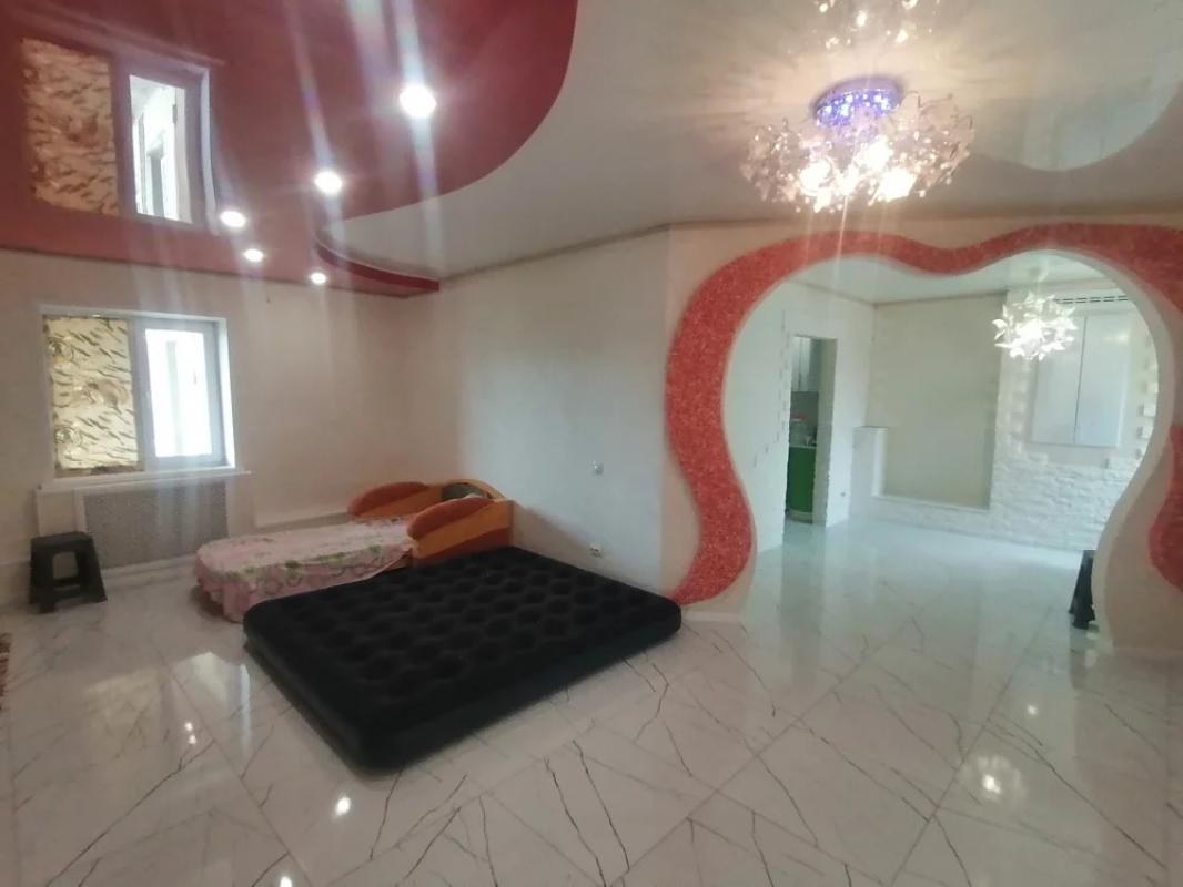 Продам в четырех квартирном доме две квартиры переоборудованные в одну (перепланировка узаконена) в - Гай